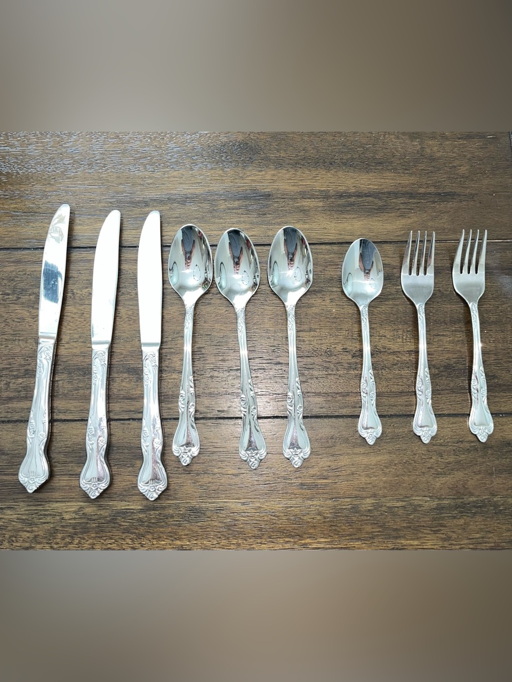 Oneida: Stainless Steel Lot (8) Forks- Spoons - Knives (8) Pieces Of Flatware